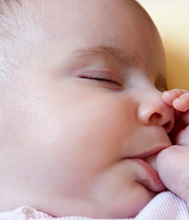 Bebeklerde Parmak Emmenin Zararları Var mı?