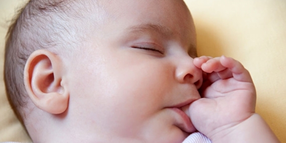 Bebeklerde Parmak Emmenin Zararları Var mı?